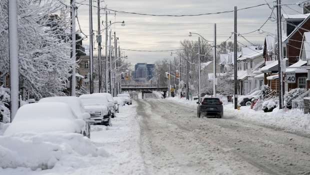 CP24's tweet photo. You could face a $200 fine as snow removal gets underway in Toronto https://t.co/2Er9irvlWU https://t.co/3RHJrS5Lim