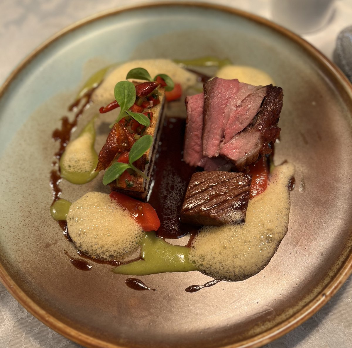 HotelHoeflehner's tweet photo. In unserem Fine. Dining. Restaurant H1117 lädt Küchenchef Dennis Katholnig und sein Küchen-Team zu einer kulinarischen Genussreise durch Österreich ein und überrascht mit regional-köstlichen Spezialitäten aus jedem Bundesland. 
#h1117 #finedining #höflehner #gourmetpension https://t.co/sBEYTqfIq6