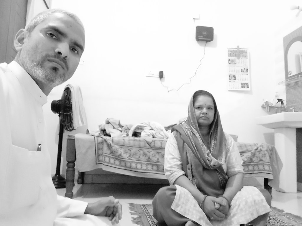 संध्या वंदन कीजिए नियमित सुबहा शाम ।
ईश्वर की पूजा यही, बहुत प्रमुख यह काम ।
बहुत प्रमुख यह काम सनातन मत यदि जानो।
ऋषियों का निर्देश सभी आवश्यक मानो ।
कर्तव्यों बिन हीन , जैसे संतति बिन वन्ध्या।
नित्य धर्म को मान, कीजिए नियमित संध्या।।
#जय_आर्य