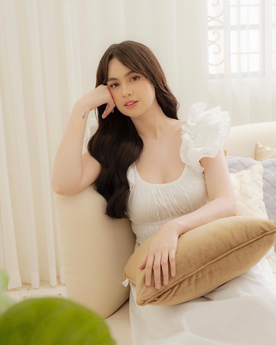 feyrui508723's tweet image. It is never too late to be what you might have been