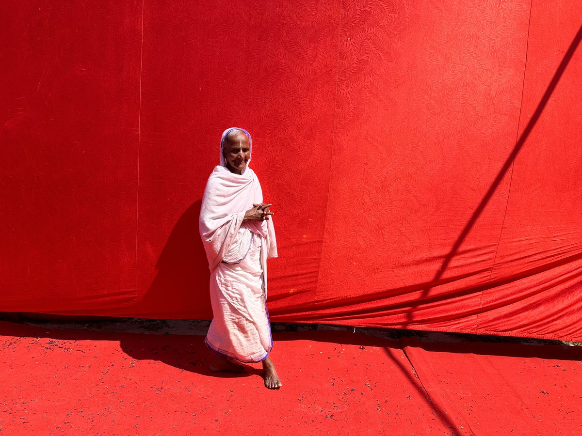 choudharyview's tweet image. Contrast within life !

@Apple 
#shotoniphone 
#iphone14promax 
 #shotandeditedoniphone 

#widows #holi #vrindavan #india #color #red #white @PTI_News