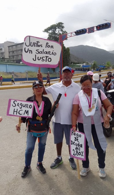 fordisivzla's tweet photo. Lunes #6Mar los docentes de Puerto Cabello en #Carabobo realizan caminata hasta la sede municipal de INAMUJER para exigir salarios indexados en dolares y el cumplimiento de los beneficios socioeconómicos como el HCM

No podrán arrinconar al magisterio

#DignidadMagisterial https://t.co/9W7o1rmFgj