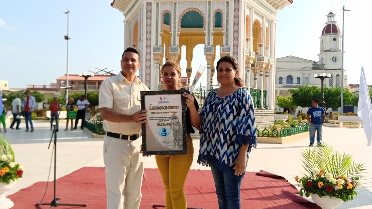 CMzllo's tweet photo. A los pies del Monumento Nacional,la Glorieta manzanillera,se desarrolló acto político por el aniv. del Día Internacional d la Mujer.
En el acto se reconocieron a varias mujeres q se destacan en su labor cotidiana
#Cuba
#MujeresEnRevolución
#FMCManzanillo
#ProvinciaGranma https://t.co/ejR0Aclxo3