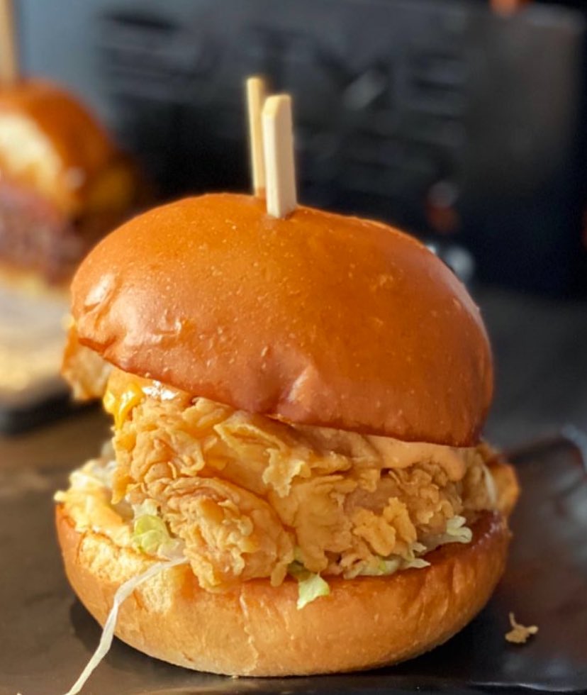 ايت مي برجر |<a href="/eatme_burger/">إيت مي برجر</a> 

مطعم يقدم برجر اللحم والدجاج 
البرجر الكريسبي لذيذ 😍👍🏻 
واكثر شي يميز المطعم البرجر بخبز التوست 
 🔥🔥