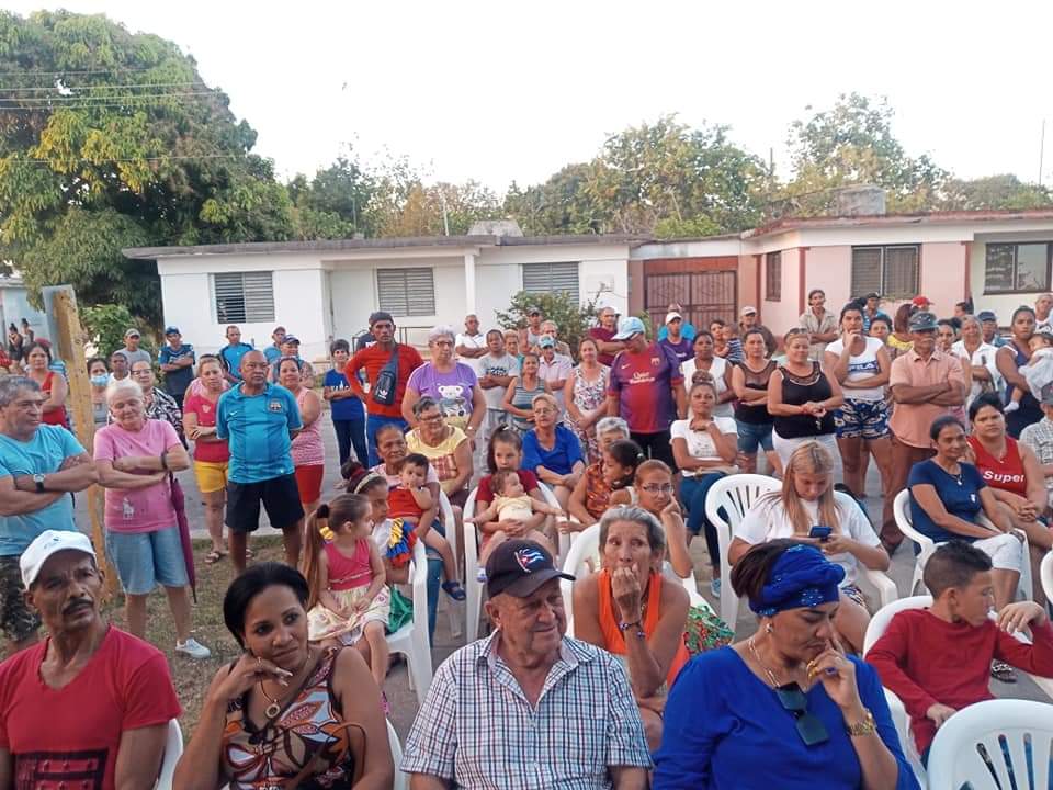 IntendenteMeij's tweet photo. Continúan los intercambios de los candidatos a diputados de la Asamblea Nacional del Poder Popular en las comunidades desde la #IslaDeLaJuventud.
#YoVotoXTodos https://t.co/DuSwwVTZ2r