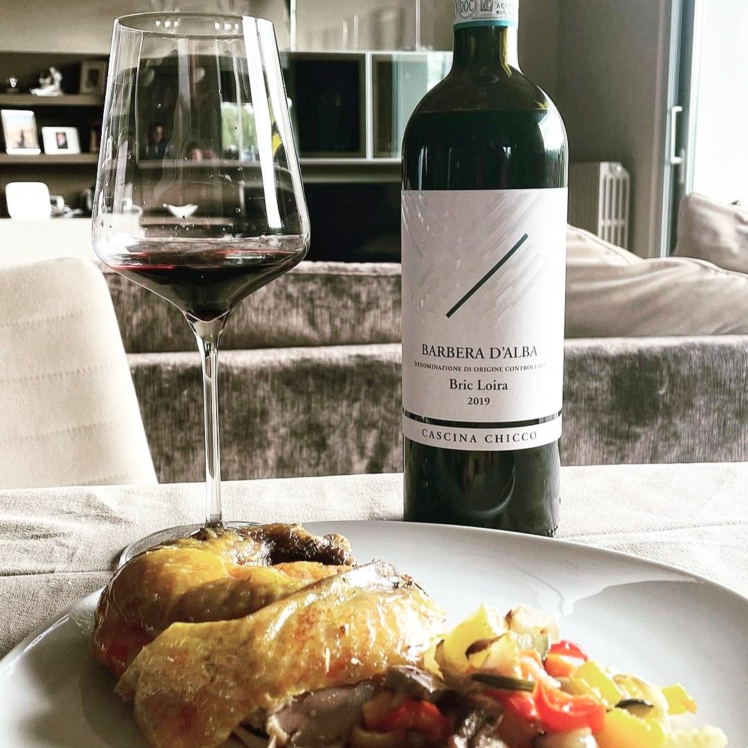 Today, Clelia suggests another #pairing with our #Barberadalba DOC #BricLoira. 🍷
Its smoothness pairs well with a full-bodied dish such as guinea fowl served with baked vegetables. 😋🤤
Try it!!! 😉
.
#cascinachicco #cru #castellinaldo #roero #UNESCO