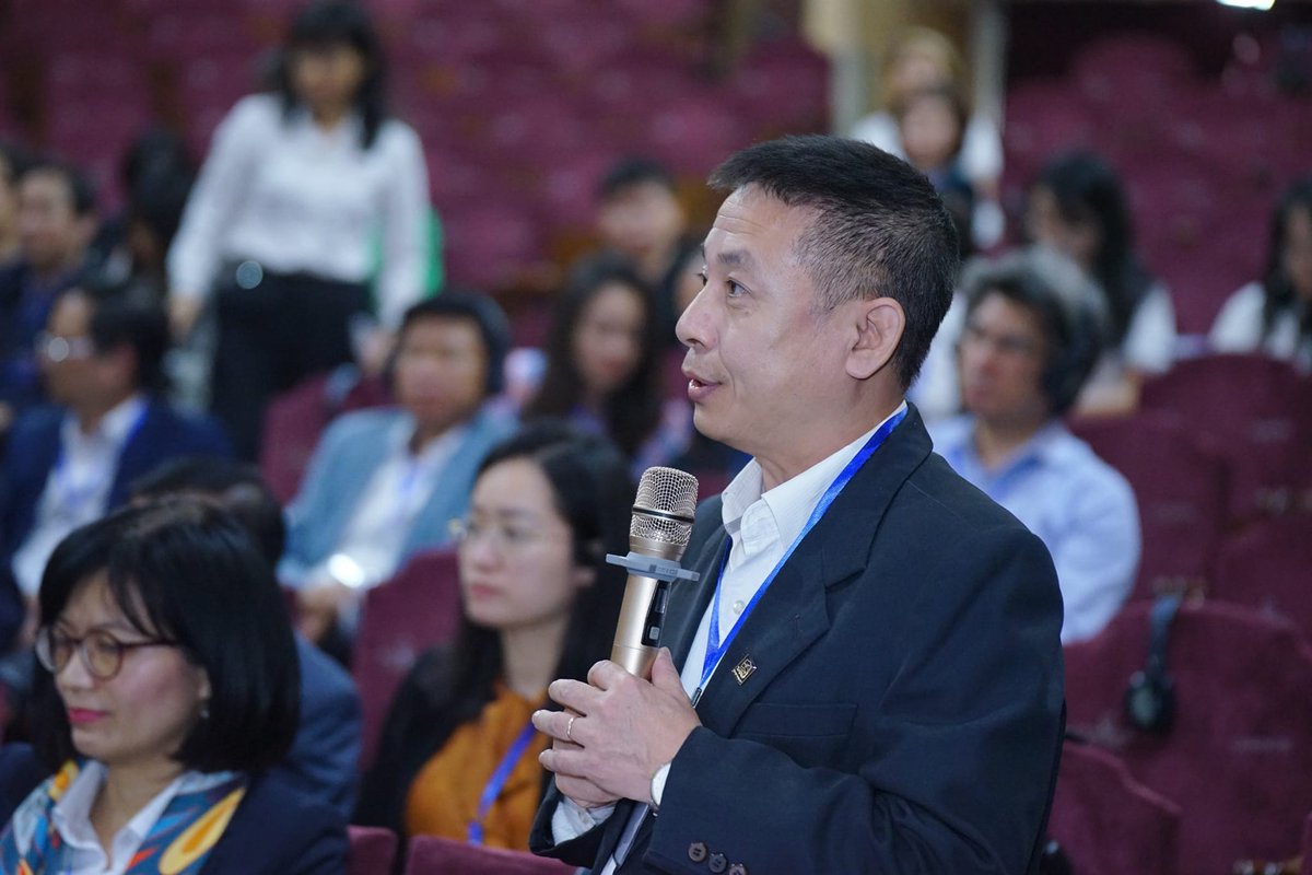 Cet après-midi, le Prof @SlimKhalbous a rencontré les membres de l'#AUF du Nord du Vietnam. Il a ouvert la réunion en présentant la stratégie 2021-25 de l'AUF & le programme de la 3e édition de la Semaine Mondiale de la #FrancophonieScientifique Au cœur des échanges 👇
