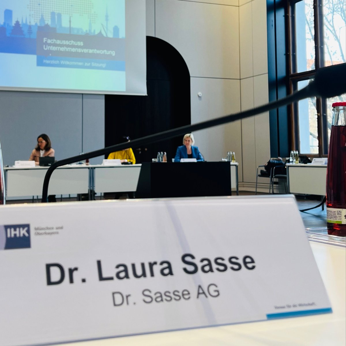 #Nachhaltigkeit &amp; Berichterstattung auf europäischer Ebene waren u.a. Themen die im #IHK-Ausschuss Unternehmensverantwortung mit Frau Prof. Dr. Niebler diskutiert wurden. <a href="/lfsasse/">Laura Sasse</a> möchte der politischen &amp; gesellschaftlichen Diskussion eine Stimme geben! Für Alle!
#Verantwortung