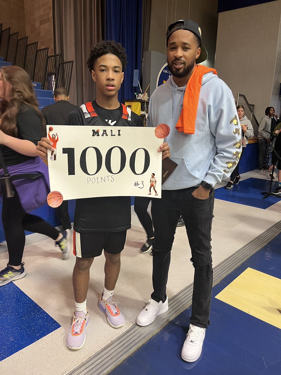 iamGarf_'s tweet image. Check out nephew! He's a freshman, averaged 20 this yr &amp;amp; hit 1000 pts. #ABucket 📈📠