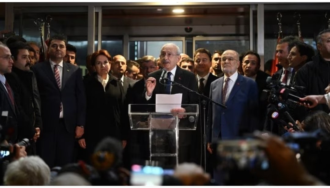 Deprem bölgesine topluca gitmek ve halkın sorunlarına çare olacak bir ekonomik programı o bölgede açıklamak ilk yapılacak şeylerden biri olmalı...