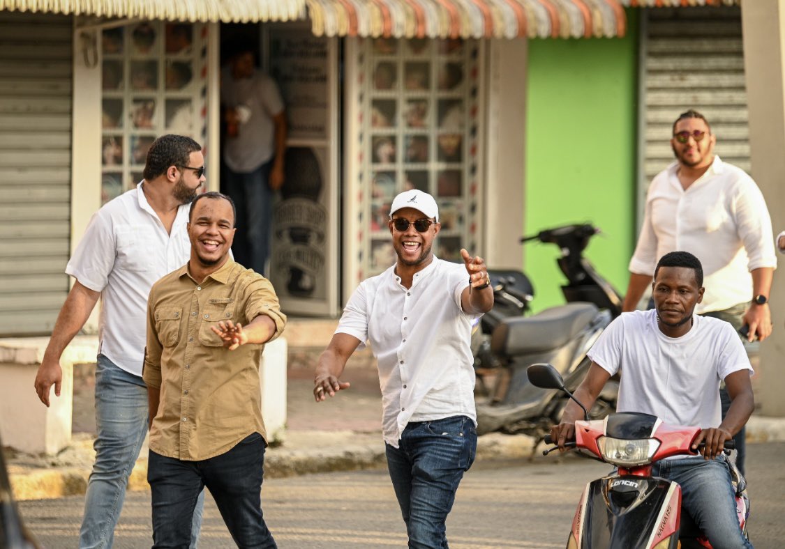AndelsonMP's tweet photo. En las calles de Villa Altagracia los ciudadanos salían a pedir 4 más para el presidente @luisabinader https://t.co/lVBQ7Dr9YA