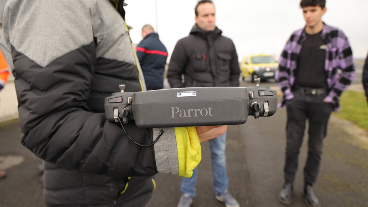 Aujourd'hui, le #SDIS08 a eu le plaisir d'accueillir la société @Parrot. Nous avons assisté à des démonstrations de drones dernières générations, sur #Aérodrome #ÉtienneRiché de @ardennescd08, site d'entraînement de l'équipe de télépilotes #ATLAS08.