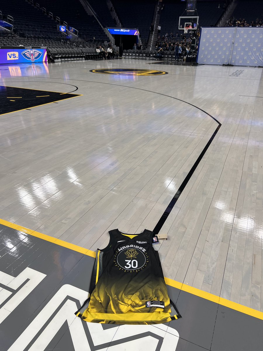 DubNationFr's tweet image. 🏀 CONCOURS 🏀

Ramenés tout fraichement de notre voyage à San Francisco, gagnez ce maillot de Steph Curry (il a même touché le parquet 😍) et le tee-shirt spécial Women's Empowerment Night 🔥🔥🔥

🔸Rt 
🔸Follow 
@TripDoubleUSA &amp;amp; @DubNationFr
 
TAS le 12.03
let’s goooooo