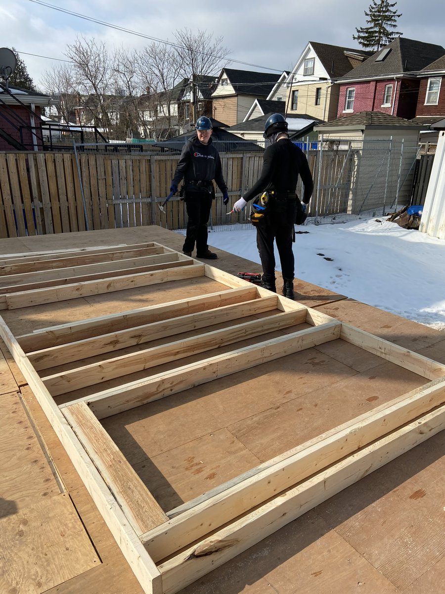 BCFTGUHWDSB's tweet photo. Group 1 @BCFTGUHWDSB students finished the first floor of a 5 unit townhouse for @HabitatHamilton. Group 2 started today and were able to build and stand up a few walls. Look at them go! @bill_torrens @HWDSB_SHSM @HamiltonOYAP1 @HWDSB    #community #trades https://t.co/BjCi6Eb2IE