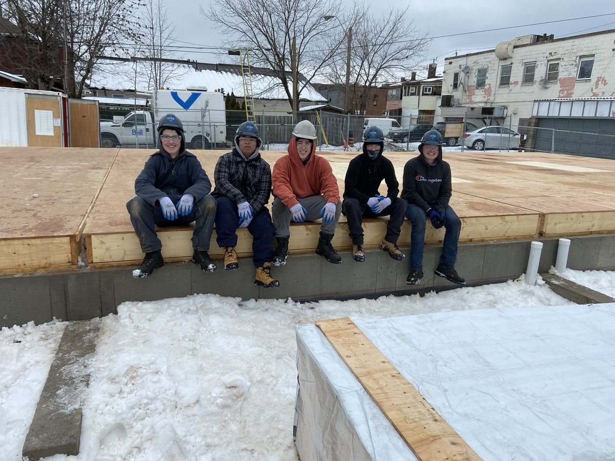BCFTGUHWDSB's tweet photo. Group 1 @BCFTGUHWDSB students finished the first floor of a 5 unit townhouse for @HabitatHamilton. Group 2 started today and were able to build and stand up a few walls. Look at them go! @bill_torrens @HWDSB_SHSM @HamiltonOYAP1 @HWDSB    #community #trades https://t.co/BjCi6Eb2IE