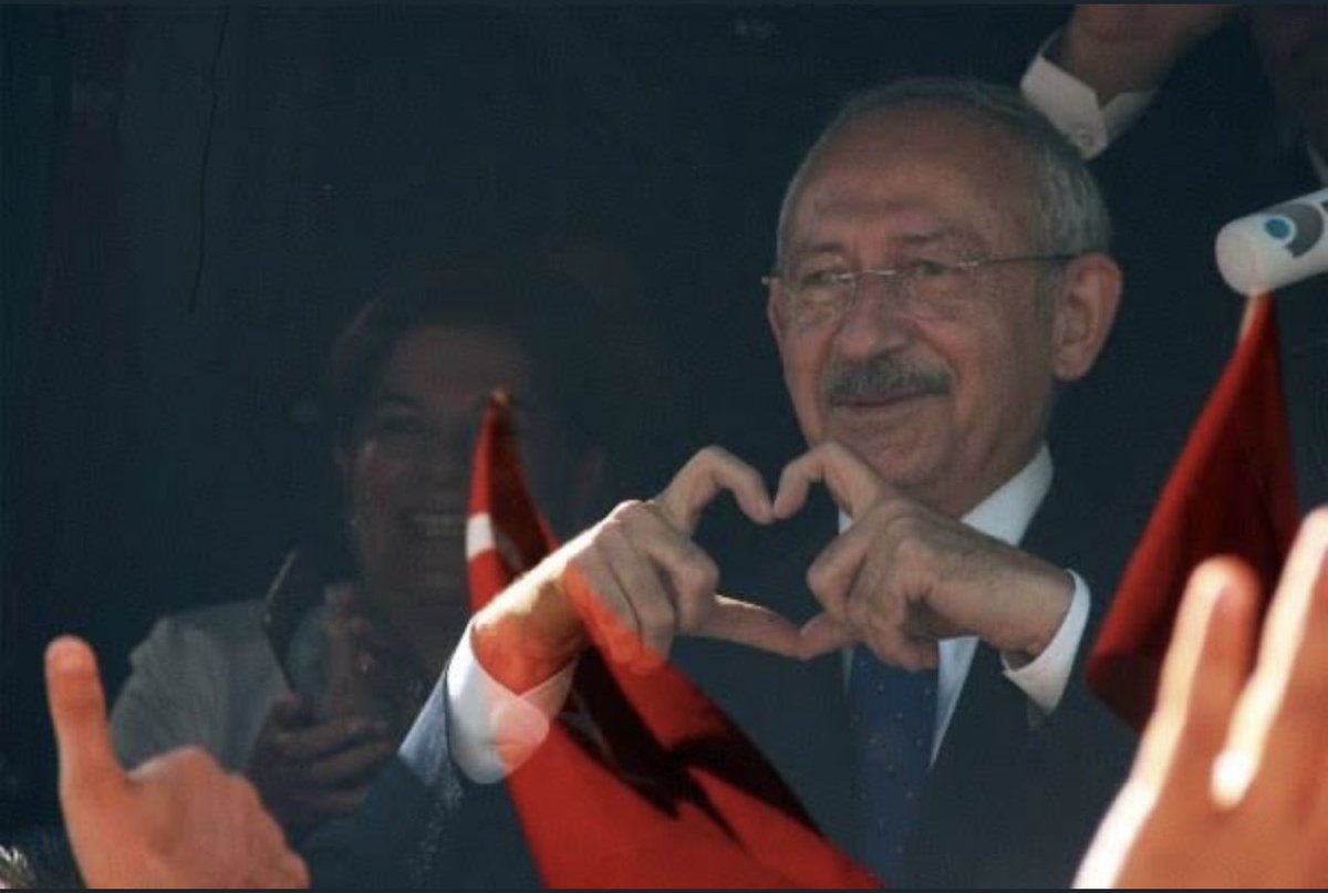 cannberks's tweet photo. Küfür etmiyor, hakaret etmiyor, illet demiyor, zillet demiyor, kadın mıdır kız mıdır demiyor, sürtük demiyor, çürük demiyor, ananı da al git demiyor, ahlaksız terbiyesiz şerefsiz demiyor.

13. Cumhurbaşkanı Kemal Kılıçdaroğlu https://t.co/keIPw29cPf