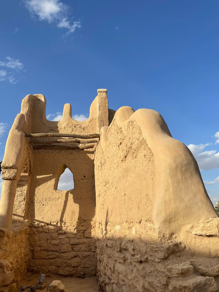 HeritageaMBS's tweet photo. @DiriyahCo #لمحة_تراثية|#الدرعية_التاريخية
تقع #الدرعية على أطراف #الرياض وضفاف #وادي_حنيفة،تمتاز بطرازها المعماريّ الأثري وجدرانها الطينية المقوسة،ليخلّدها التاريخ كأحد أهم محاضن الثقافة،وتضم حي البجيري المُرمّم،وتشمل المواقع الثقافية متحف الدرعية،ومسجد الظويهرة

بعدسة المبدع @ZaidAlGhaith https://t.co/0cOMKfJ0re