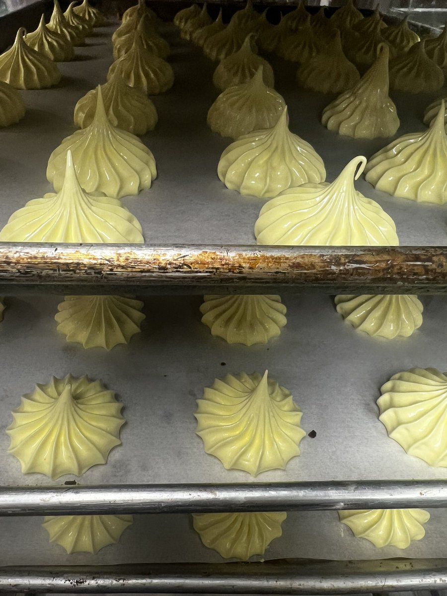 Mangia_NYC's tweet image. Passion fruit meringue 🫶🏻💛 from mangia bakery 🐰 #eastermenu