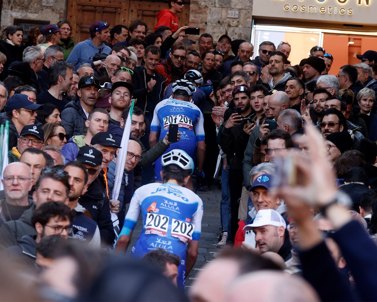 Done and dusted. The beautiful Italian landscape of the @StradeBianche never disappoints! 📷: Cor Vos / @SprintCycling  @GreenEDGEteam #RideUnleashed