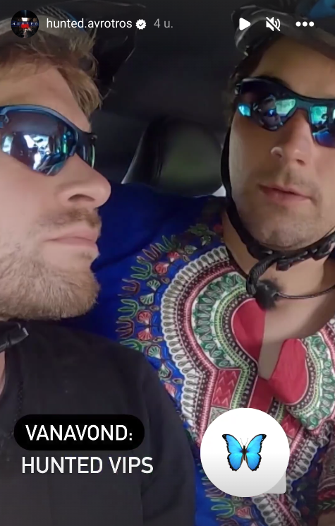 HuntedVips's tweet photo. Mark en Niels, wat een #goude vermomming met je Afrikaans/Hawaiiaanse blousje. #hunted #huntedVIPS https://t.co/UP7I3IhpMl