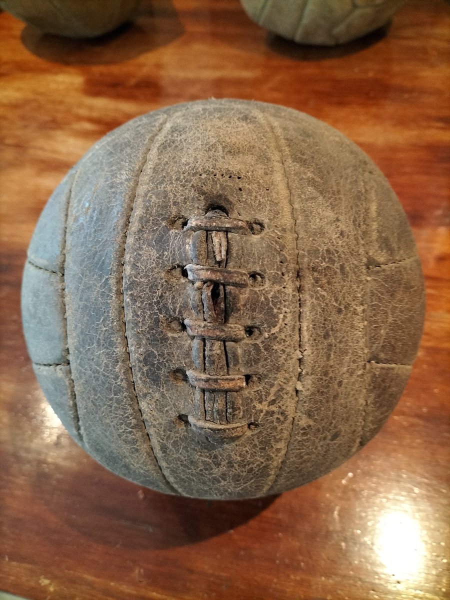 Balservice's tweet photo. Zeven authentieke voetballen gerepareerd. Zoekt u nog een ballenmaker? Deze ballendokter repareert voetballen voor ball collectors in heel Europa. https://t.co/jCZUtcX9YA