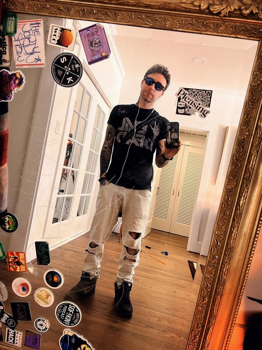 Mirror mirror in the flat, Make me as handsome as my cat https://t.co/NQaGAFlI1S<a href="/tag/whenwewereyoung"class="tags"><span>#whenwewereyoung</span></a><a href="/tag/whenwewereyoungfestival"class="tags"><span>#whenwewereyoungfestival</span></a><a href="/tag/wi"class="tags"><span>#wi</span></a>