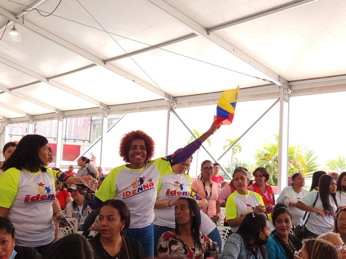 salainass's tweet photo. #DeInterés | Con alegría y entusiasmo se efectuó el lanzamiento de los Consejos Feministas Sectoriales, con trabajadoras de entes adscritos al Despacho de la Presidencia, activando y potenciando el liderazgo femenino. #SomosLosDeChávez #LaFamiliaQueProtege @NicolasMaduro https://t.co/5EgT4adgf9