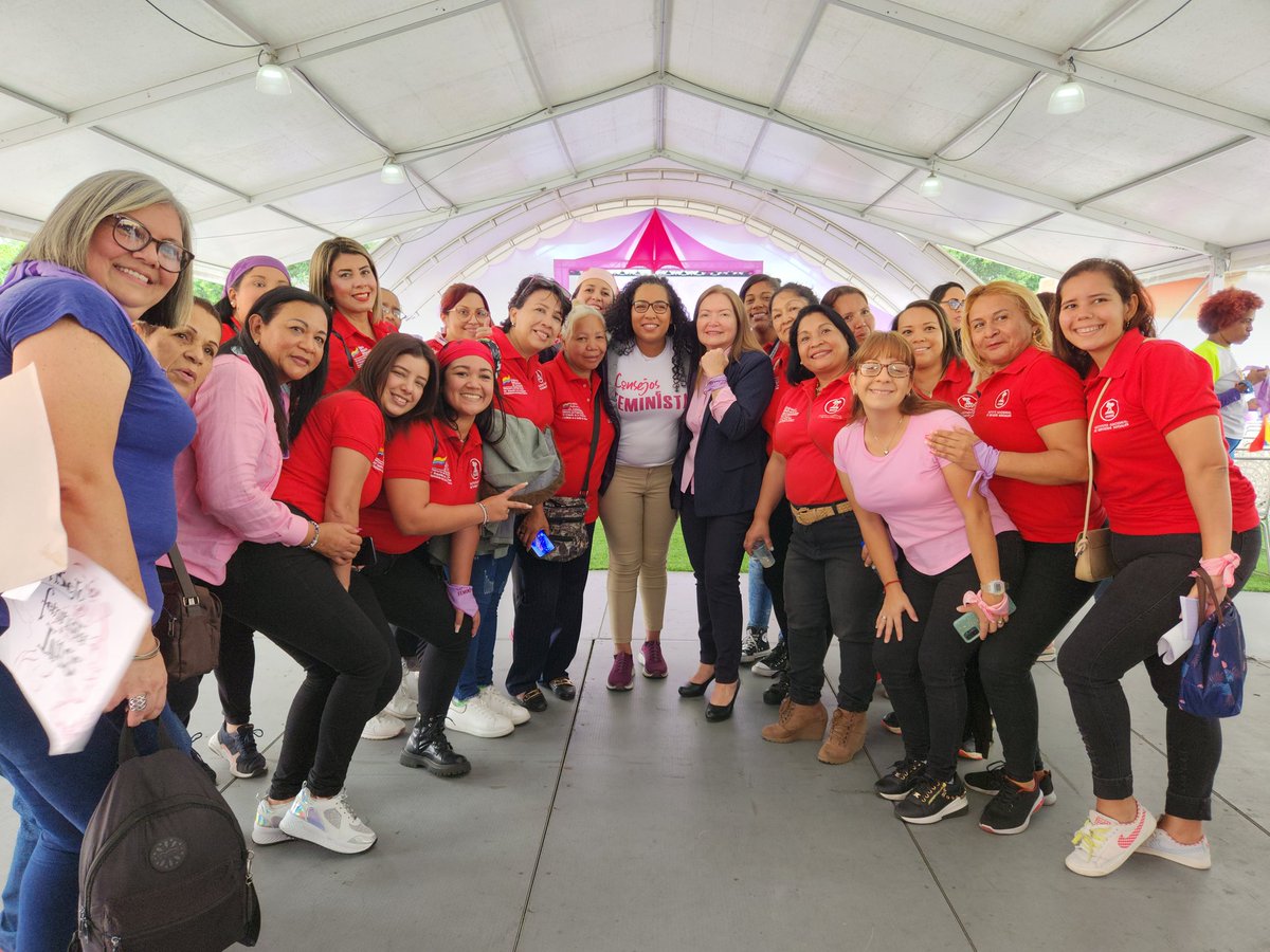 salainass's tweet photo. #DeInterés | Con alegría y entusiasmo se efectuó el lanzamiento de los Consejos Feministas Sectoriales, con trabajadoras de entes adscritos al Despacho de la Presidencia, activando y potenciando el liderazgo femenino. #SomosLosDeChávez #LaFamiliaQueProtege @NicolasMaduro https://t.co/5EgT4adgf9