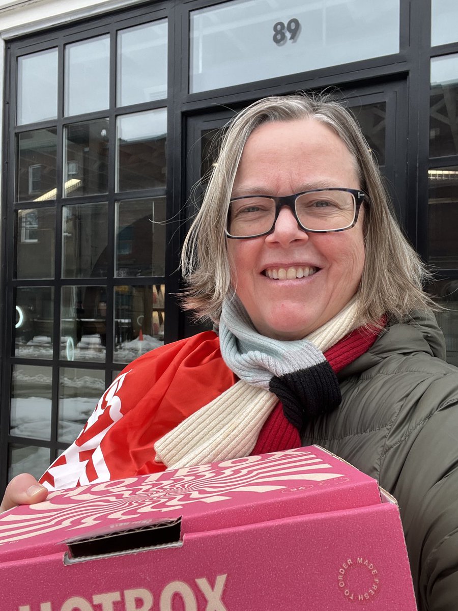 Buying fresh-made donuts to support kids? - well if I Must!! 😋#CapesforKids ⁦@HBKidsHospital⁩ (Cops donuts Hotbox) Some heroes do wear a cape 😂 fundraise.capesforkids.ca/cfk23/super-do…