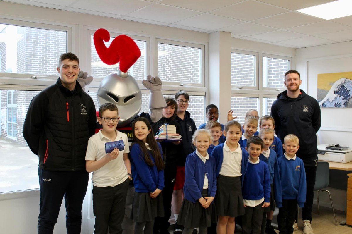 DoncasterKnight's tweet photo. 𝙒𝙤𝙧𝙡𝙙 𝘽𝙤𝙤𝙠 𝘿𝙖𝙮 📚

We are proud to have supported local primary schools on World Book Day in partnership with Doncaster Knights Foundation and Doncaster Stories.

We provided new books to encourage children to enjoy reading and tickets to our next home game!

(1/2) https://t.co/Pk43HrU56o