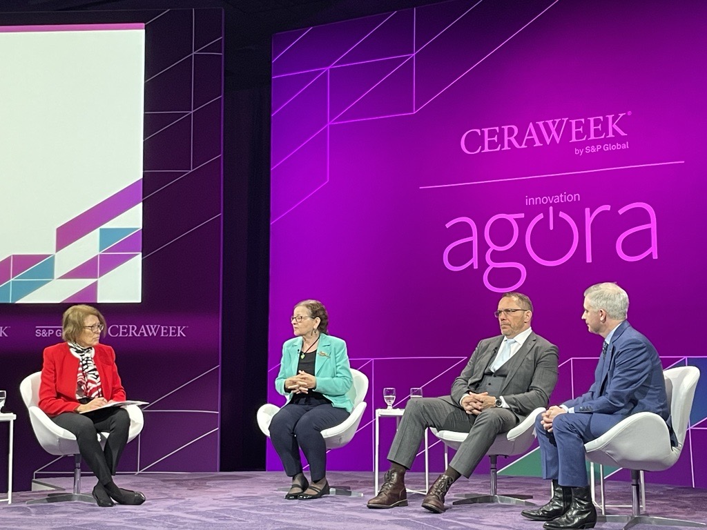 Halliburton Labs (@halliburtonlabs) on Twitter photo Great conversations happening on the Agora stage at <a href="/CERAWeek/">CERAWeek</a>! <a href="/HalliburtonLabs/">Halliburton Labs</a> advisory board member Jennifer Holmgren (<a href="/TodaDogs/">jennifer holmgren</a>), CEO of <a href="/LanzaTech/">LanzaTech Global</a>, about Advancements in Decarbonizing Heavy Industry.
bit.ly/3Zssu88 Great conversations happening on the Agora stage at <a href="/CERAWeek/">CERAWeek</a>! <a href="/HalliburtonLabs/">Halliburton Labs</a> advisory board member Jennifer Holmgren (<a href="/TodaDogs/">jennifer holmgren</a>), CEO of <a href="/LanzaTech/">LanzaTech Global</a>, about Advancements in Decarbonizing Heavy Industry.
bit.ly/3Zssu88