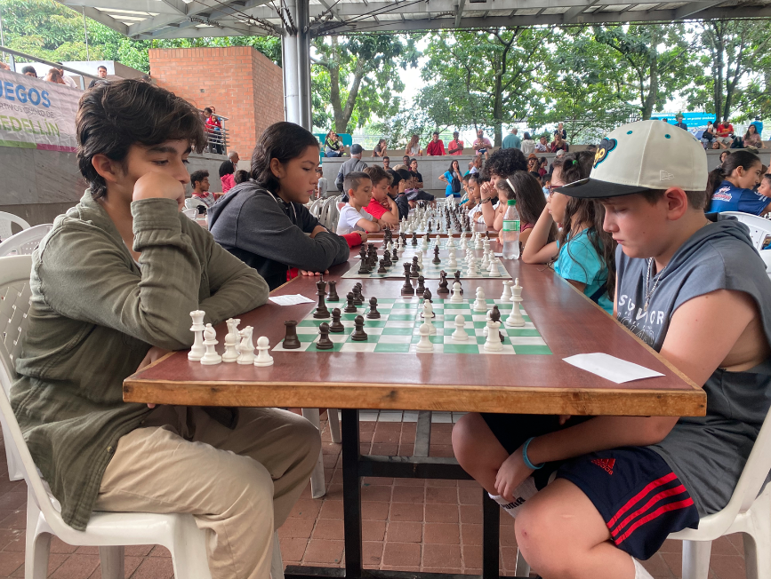 INDERMEDELLIN's tweet photo. 📷Así vivimos la Primera Parada de Ajedrez de los Juegos Ciudad de Medellín en nuestro Parque de Ajedrez de la UDAG con 145 apasionados de diferentes edades.♟️Las categorías participantes fueron Sub 10, Sub 14 y Mayores en femenino y masculino. 
¡Felicitaciones a los ganadores!👏🏻 https://t.co/8NlKr3RFuG