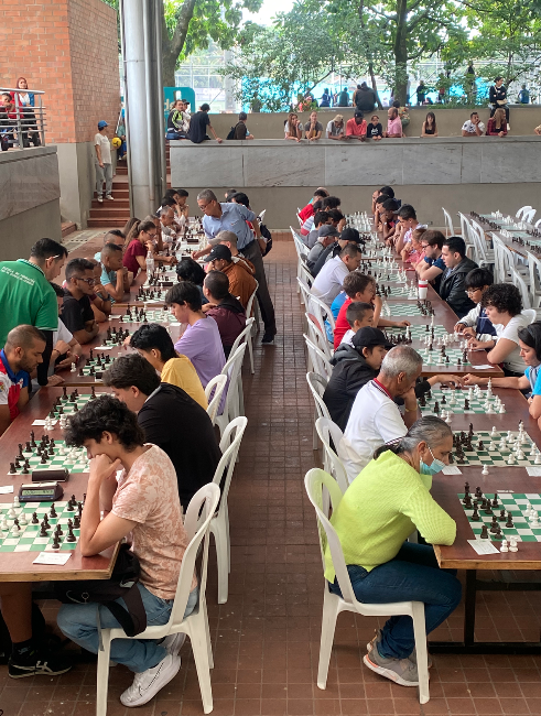 INDERMEDELLIN's tweet photo. 📷Así vivimos la Primera Parada de Ajedrez de los Juegos Ciudad de Medellín en nuestro Parque de Ajedrez de la UDAG con 145 apasionados de diferentes edades.♟️Las categorías participantes fueron Sub 10, Sub 14 y Mayores en femenino y masculino. 
¡Felicitaciones a los ganadores!👏🏻 https://t.co/8NlKr3RFuG
