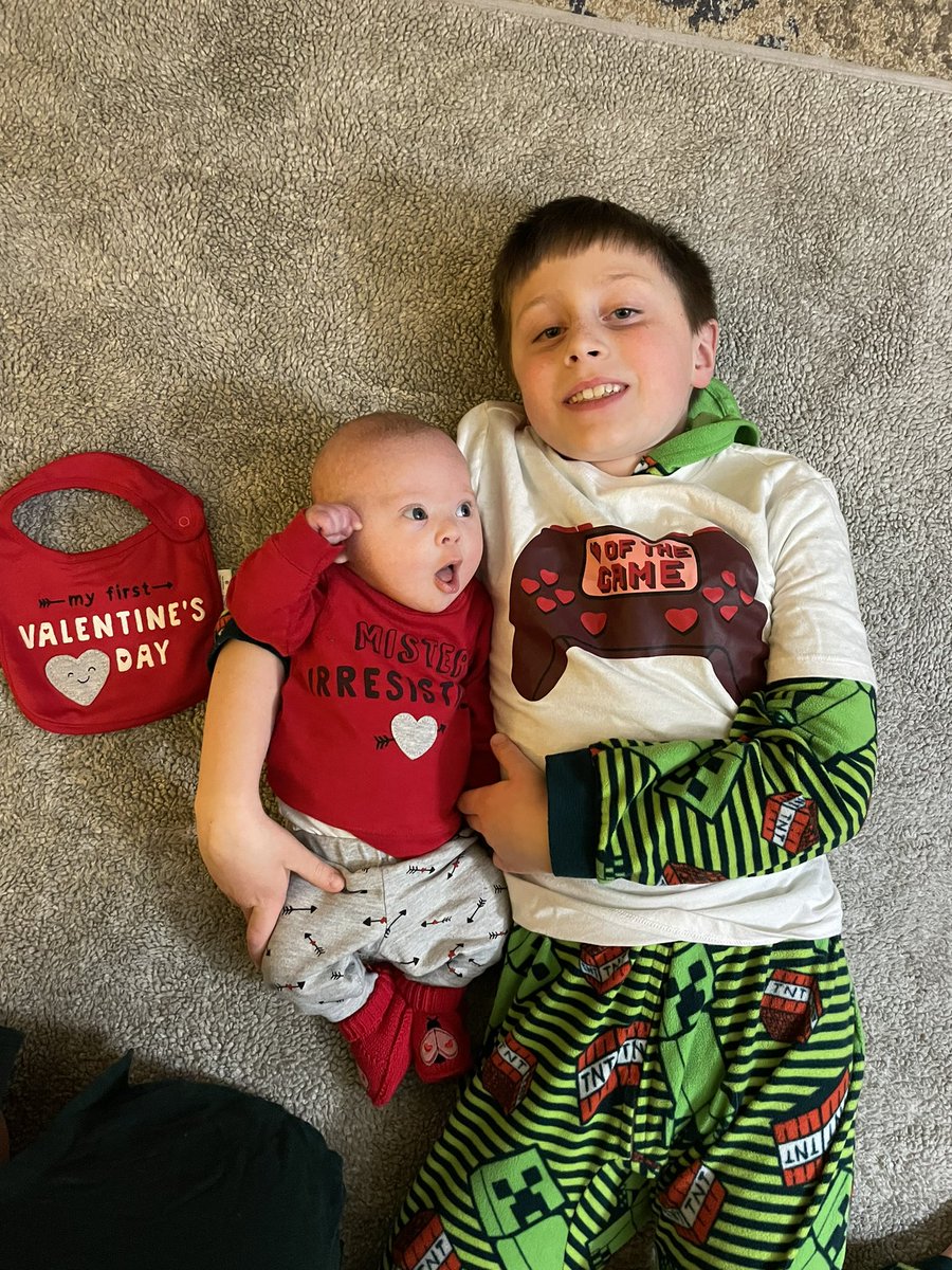 kmazur09's tweet photo. Two of my favorite Valentine’s ❤️❤️@footballcrdonly https://t.co/4AIU9QEl1r