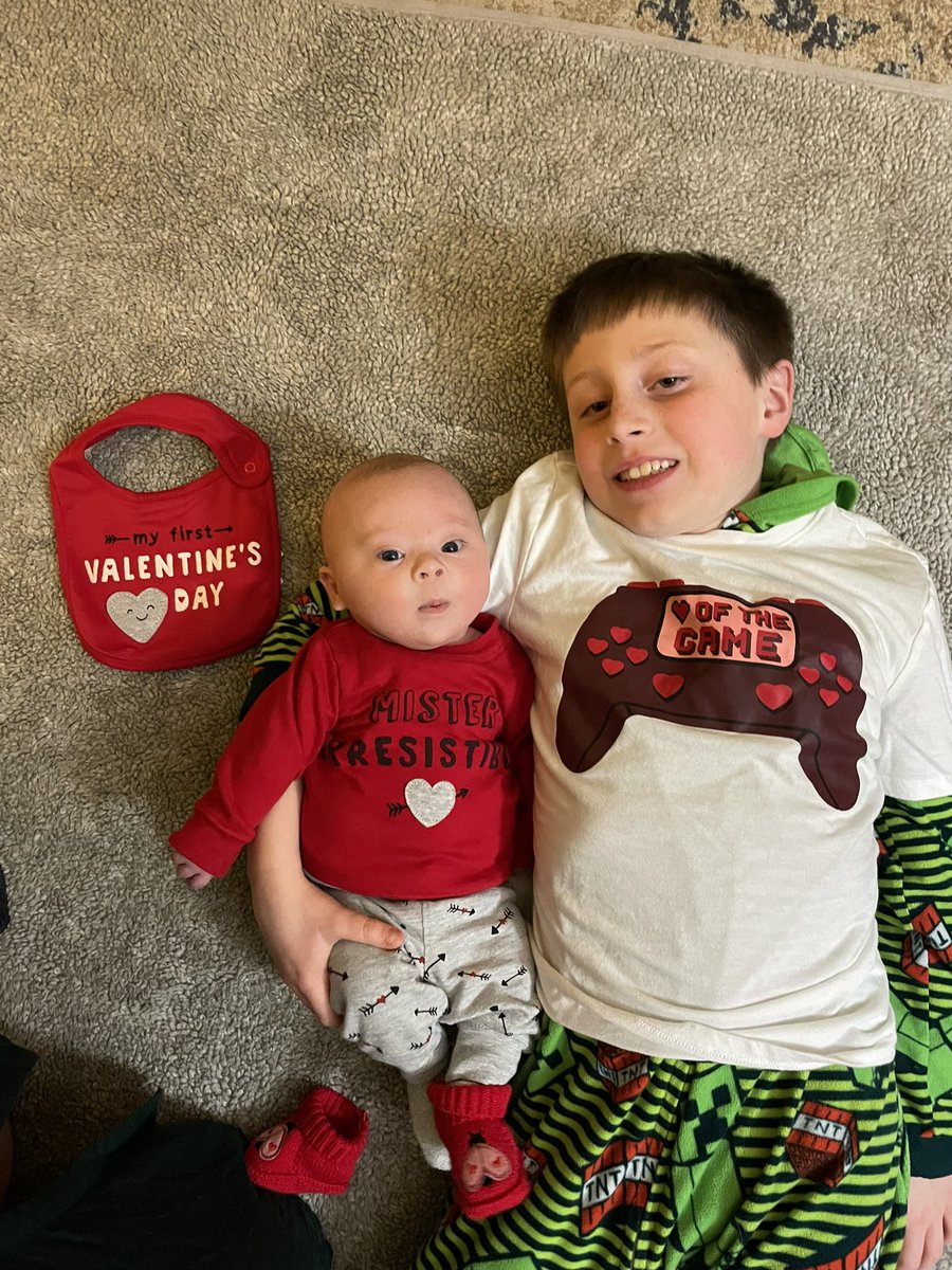 kmazur09's tweet photo. Two of my favorite Valentine’s ❤️❤️@footballcrdonly https://t.co/4AIU9QEl1r