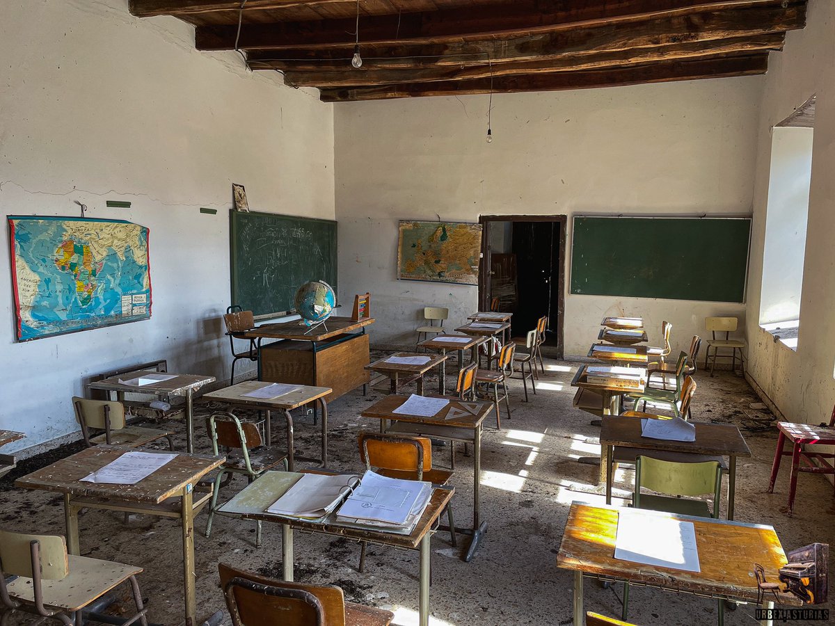 pabloasturies's tweet photo. Este sábado explorando, me encontré estas escuelas, se cerraron en 1995, y quedaron paradas en el tiempo. 

¿Que os parece que esto este en Asturias? https://t.co/CYsmeXuyPD
