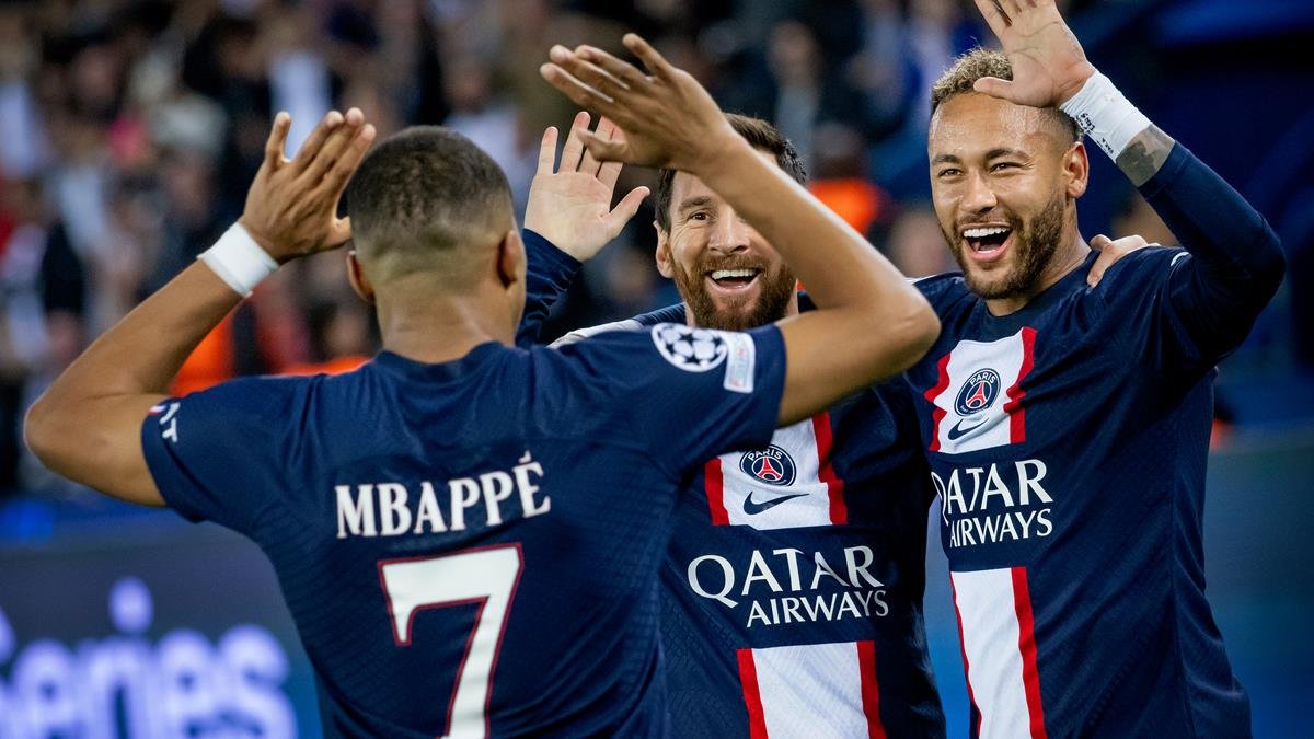 MediaParisien's tweet photo. Petit bilan statistique des 3 attaquants du PSG : 

Mbappé : 
✅ 30 Matchs 
⚽️ 30 Buts
🎯 8 Passes décisives
📊 Décisif toutes les 63 Minutes

Neymar : 
✅ 29 Matchs
⚽️ 18 Buts
🎯 17 Passes décisives
📊 Décisif toutes les 67 Minutes

Messi : 
✅ 29 Matchs
⚽️ 18 Buts
🎯 16 Passes décisives
📊 Décisif toutes les 75 Minutes