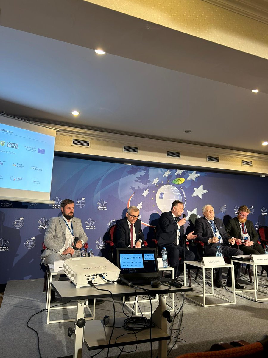 JWSzczepanski's tweet photo. Dobra debata o demokratyzacji, głosie samorządu i roli kompromisu (tak ciężko poszukiwanego dziś - tu szczególnie cenny głos z Nowej Zelandii).
Panel w pełni pluralistyczny co widać na zdjęciach (@Kwiatkowski2011 @darrenhughesnz #Barczyk #Raczyński)
#EuropejskiKongresSamorzadow https://t.co/WCYzmpFIng