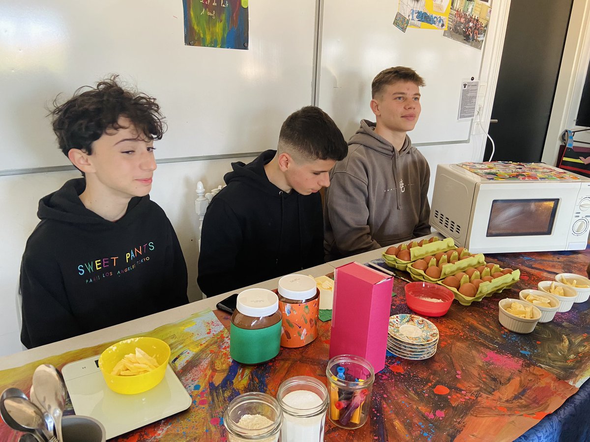 Wesolowluce's tweet photo. De l’espace virtuel à l’espace concret. Quels liens peuvent tisser l’art avec les spectateurs ? Installation / Performance en classe de 3eme. Vivre l’expérience du sensible. @CroisonnierH @eduscol_AP @CE_FontdeFillol @LaetitiaOucher1 https://t.co/SqpCnBKdJT