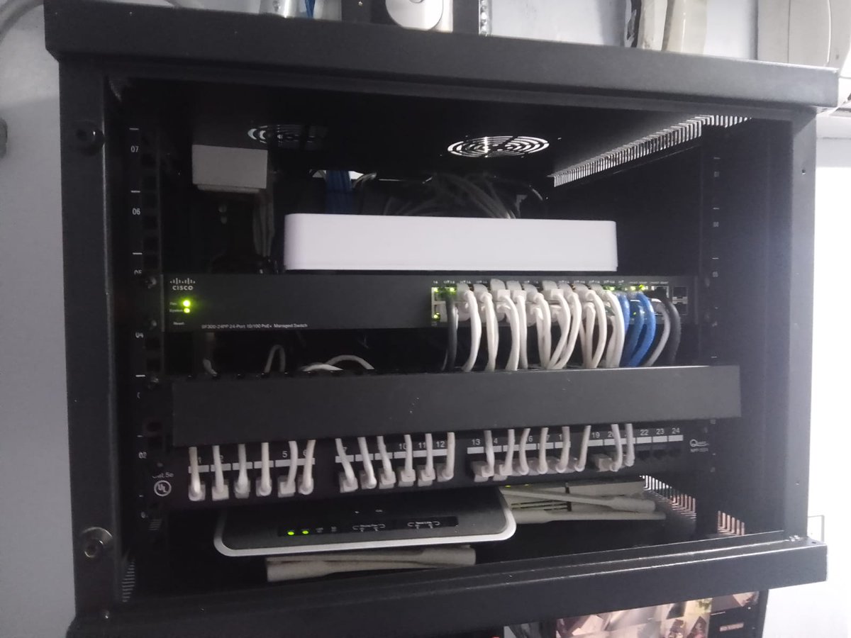 FHONSRD's tweet photo. Antes y después:
Otro cliente satisfecho con cableado estructurado, instalación, organización y configuración de gabinete de red, entregado a tiempo y con materiales de primera.

#FHONS #tecnologia #RepúblicaDominicana #solucionesTI #informatica #DeTIsabemosnosotros #Redes https://t.co/lgoebgWWyC