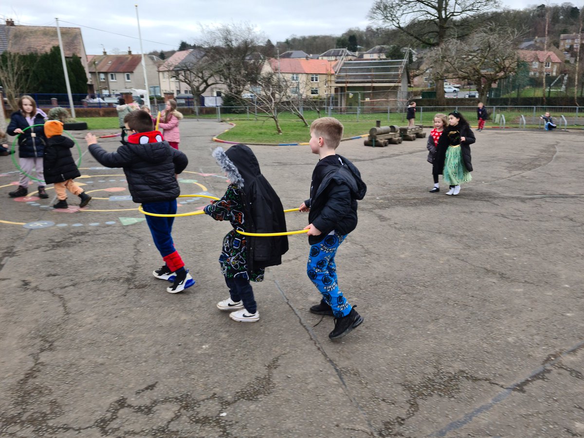 mrsmitchell_l's tweet photo. On Friday we went out with our friends in P1/2 @bantmrmcpake We had trains, a circus & Frisbee all using HulaHoops! #bantCreativity https://t.co/mjMmLexuVD