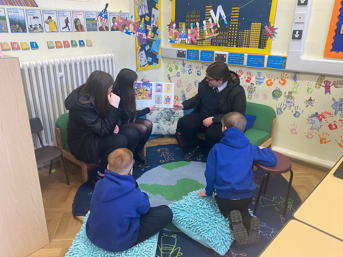 Aeth criw arall o fl9 i ddarllen heddiw, y tro hwn i Ysgol Y Cwm. Diolch am y croeso! #teulubt #diwrnodyllyfr <a href="/ysgolycwm/">Ysgol Gymraeg Y Cwm</a>