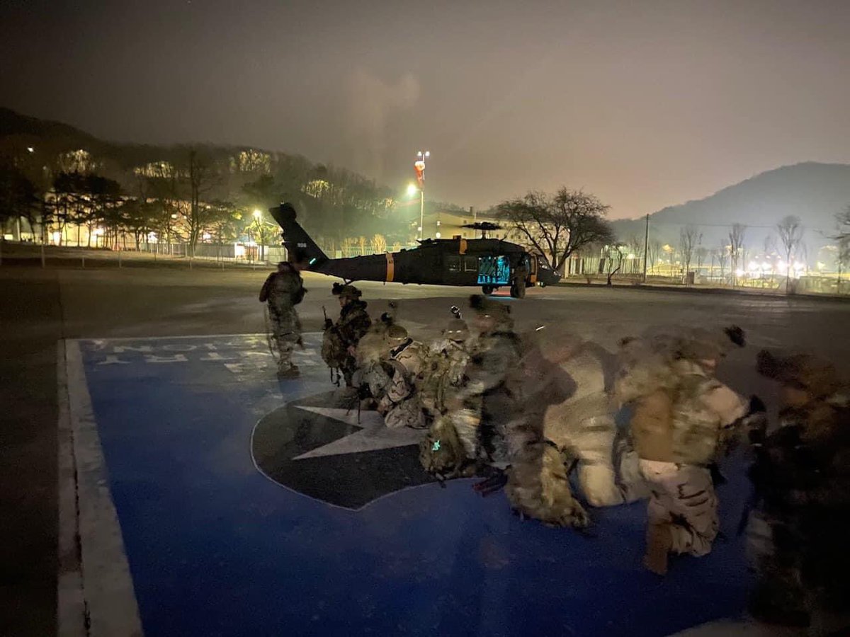2INFDIV's tweet photo. 3rd Platoon, Battle Company, 1-17 Infantry Battalion conducted the third and final iteration of PLT STX “Full Mission Profiles” supported by 2-2 Assault Helicopter Battalion.
#AssignmentOfPurpose https://t.co/kgHzhe89qR