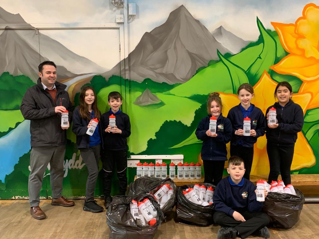 Diolch yn fawr iawn to @RobertPriceBM for delivering a water bottle for every child at HENDRE. We are very grateful for your donation🌟
#healthyconfidentlearners #nurture