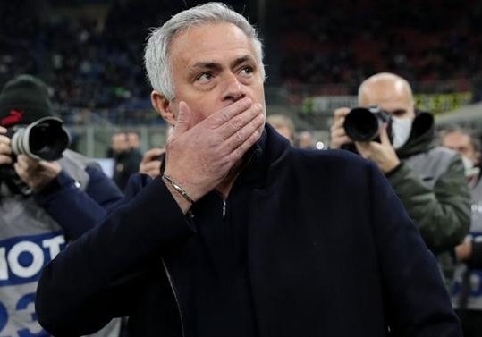 José Mourinho coached Man United for more than 2 years and they only conceded more than 3 goals once. Since he left: 4-0 Everton 1-6 Spurs (lmao) 2-4 Liverpool 4-2 Leicester 0-5 Liverpool 4-1 Watford 4-1 City 4-0 Liverpool 4-0 Brighton 4-0 Brentford 6-3 City 7-0 Liverpool 🤷‍♂️