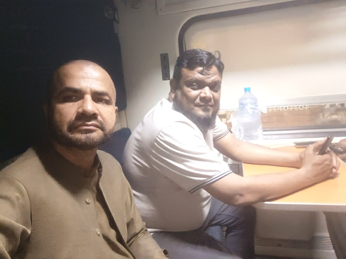 azmatsoul's tweet photo. عمران خان کے زمان پارک پر انصافیوں کی مہربانی سے ایک ٹرین نکل گئی لیکن اب شکر ہے بڑی سفارش کے بعد " گرین لائن " کی ٹکٹ مل گئی ہے اب تین گھنٹے کے انتظار کے بعد گرین لائن ںزنس کلاس سے کراچی کا سفر شروع ہوگیا ہے
#azmatakbar #Triptrails #arrestimranforimfdeal
#ImranKhanArrest https://t.co/p7yOmvyTVu