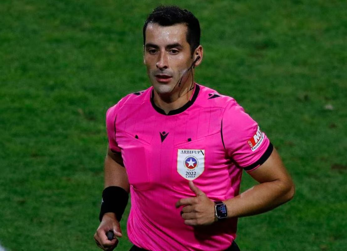 ElDeportivoLT's tweet photo. ⚽ De liderar la terna para dirigir el Superclásico a ser borrado: el polémico arbitraje en Chillán le sale caro a Fernando Véjar https://t.co/W56DXhXY18 https://t.co/5ZAC200Qik
