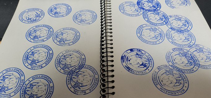 아 이거 손맛죽이네 중독성 장난아닌
손닿는곳에 있으니 자꾸 크로키 연습장에 찍고있음; 하루만에 잉크다써서 리필함😇 