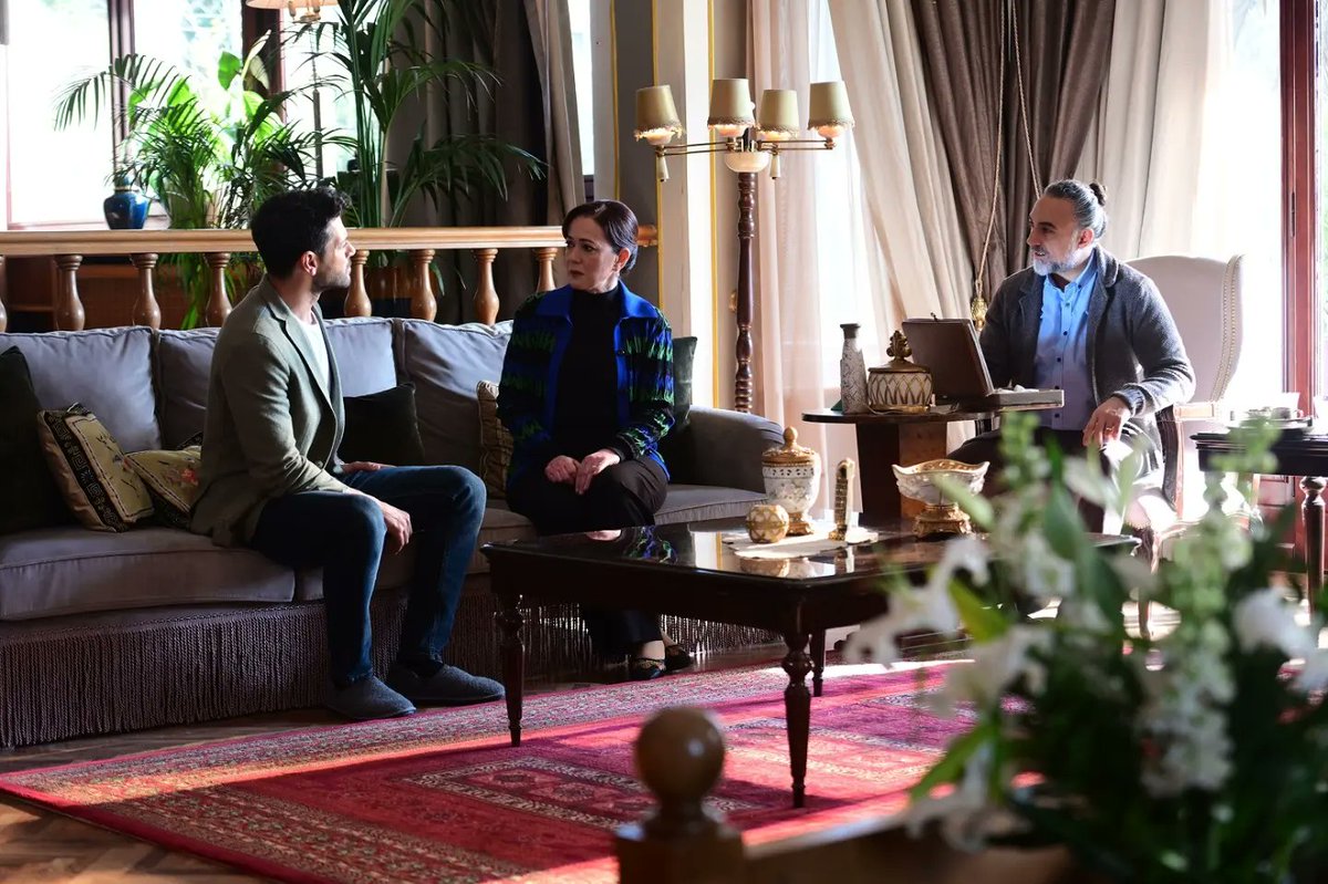 Aslı ve Mehmet'in büyük aşkı Alanur ve Ziya'yı yıllar sonra bir araya getiriyor! Peki şimdi neler olacak?
#VedaMektubu özetsiz yeni bölümüyle bu akşam 20.00'de #KanalD'de! <a href="/vedamektubudizi/">Veda Mektubu</a>