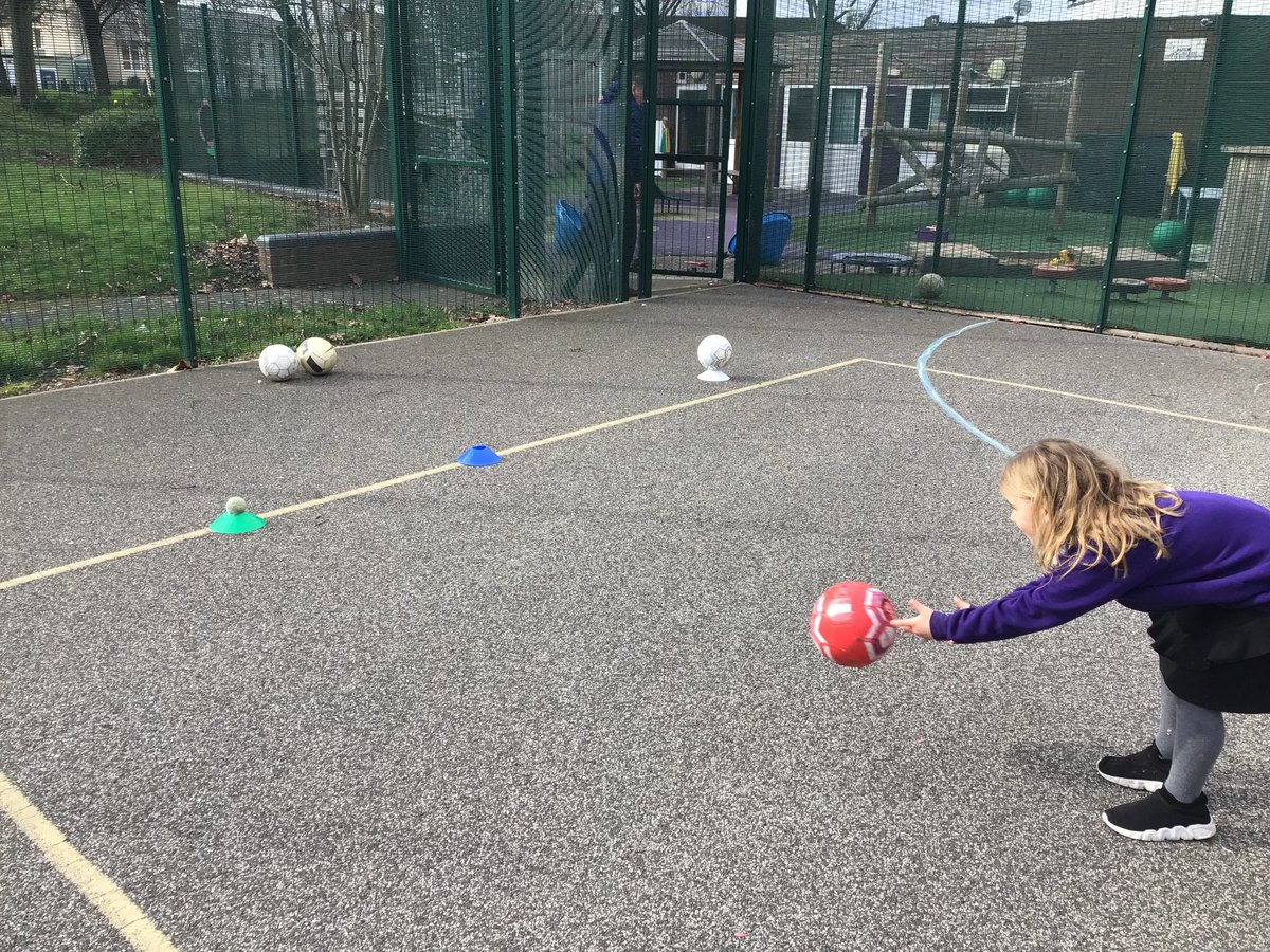 ReachPrimary's tweet image. PE in Coral Reef practicing our passing and throwing skills #engage #goodaim